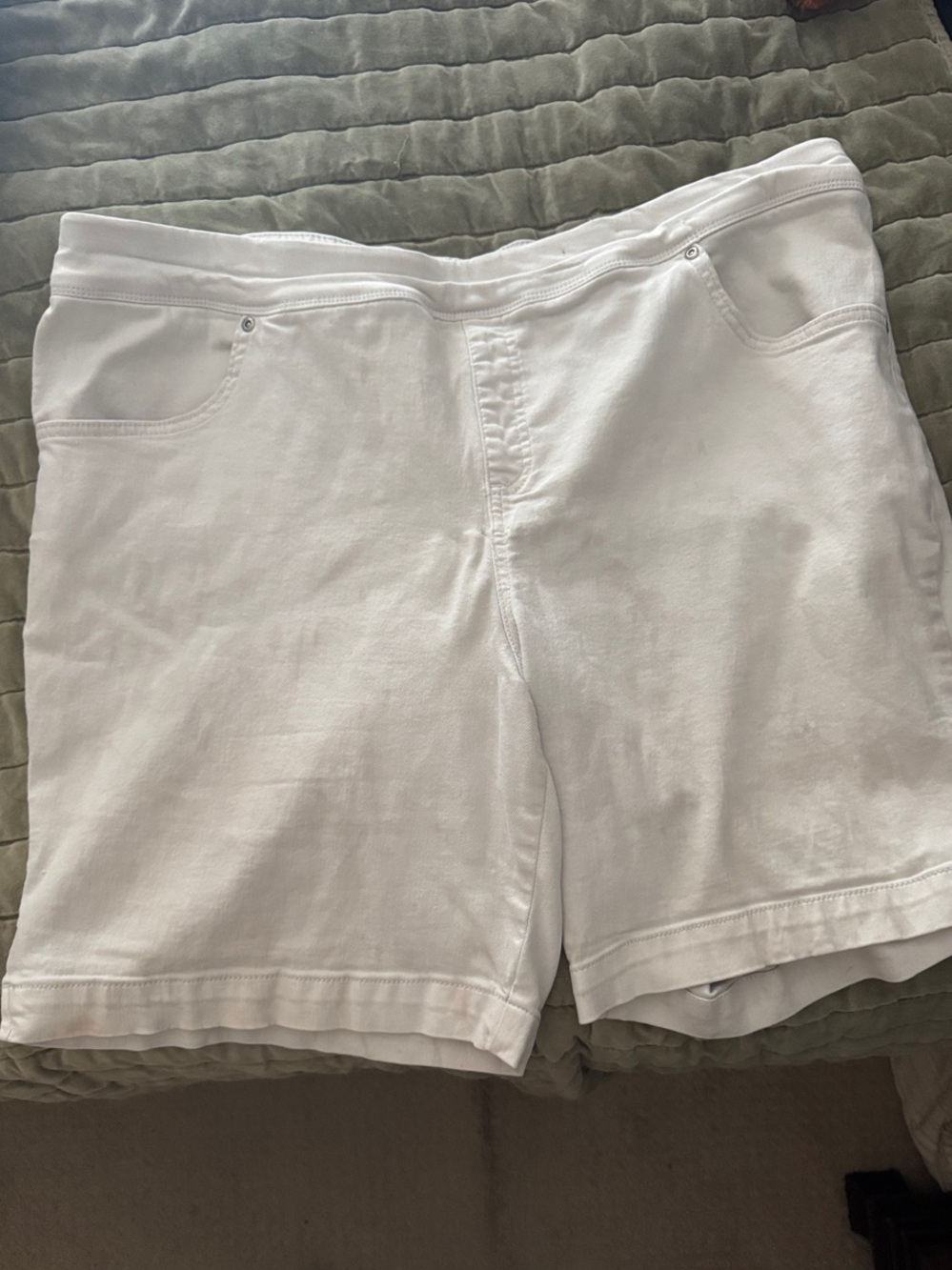 Terra & Sky White Women's Casual Jersey Shorts